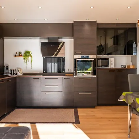 Bright 2bedroom 15min Walk To The Palais Apartment